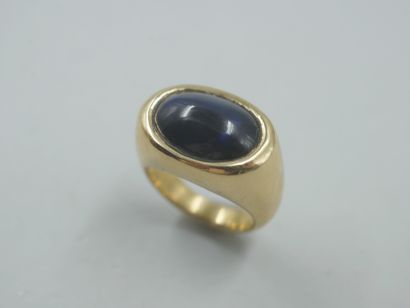 null 
Importante bague dôme en or jaune 18k ornée d'un cabochon de saphir ovale pesant...