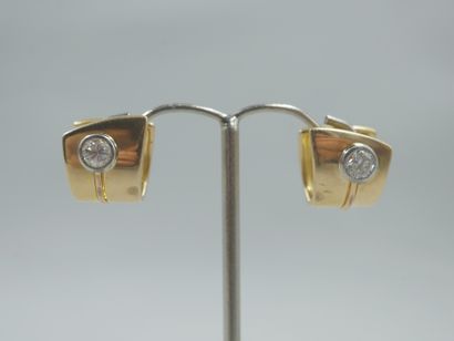 null 
Paire de boucles d'oreilles en or jaune 18k serties de deux diamants de 0,40cts...