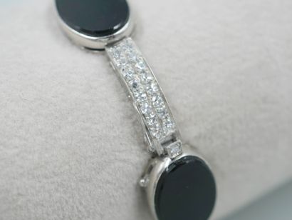 null Semi-rigid bracelet in 18k white gold embellished with oval onyx plates alternating...