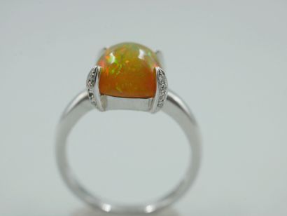 null Bague en or blanc 18k ornée d'une opale en pain de sucre de 3cts environ épaulée...