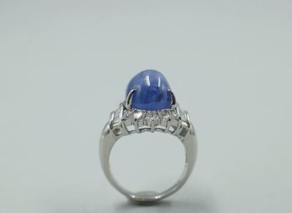 null 
Bague en platine ornée d'un saphir étoilé cabochon de 15cts environ cerclé...