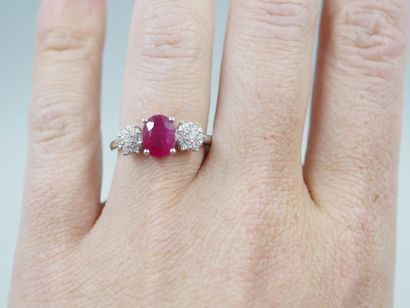 null 18k white gold ring with a 1ct oval ruby and diamond-paved flowers. 

PB : 3,70gr....
