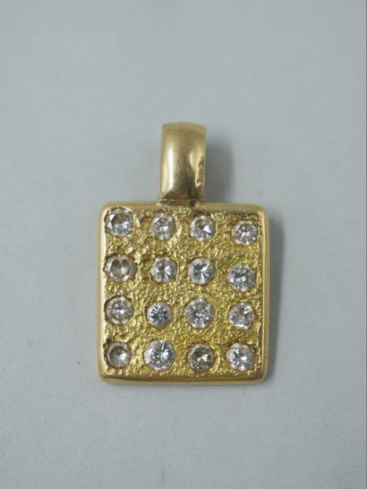 null Parure en or jaune 18k sertie au total de 41 diamants de 0,10cts environ chacun,...