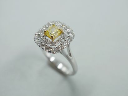 null 18k white gold square ring centered with a 0.50ct cushion-cut champagne diamond...