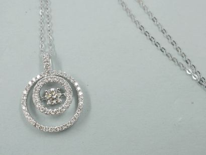 null Pendentif circulaire avec diamant dansant ajouré en or blanc 18k serti en son...