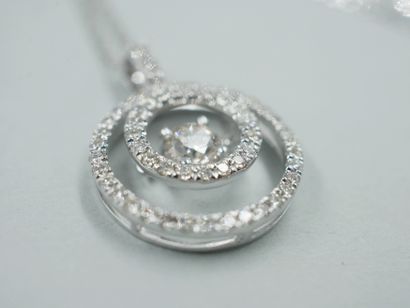 null Pendentif circulaire avec diamant dansant ajouré en or blanc 18k serti en son...