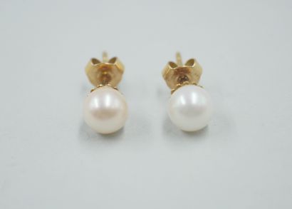  Paire de puces d'oreilles en or jaune 18k ornées chacune d'une perle sur une monture...
