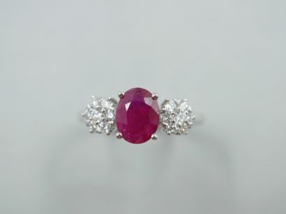 null 18k white gold ring with a 1ct oval ruby and diamond-paved flowers. 

PB : 3,70gr....