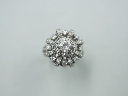 null Flower ring in 18k white gold surmounted by a central diamond of 0.50 ct in...