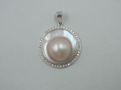  Pendentif orné d'une perle dans un entourage de diamants.  PB : 8,50gr. 