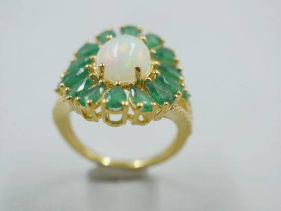 null Bague fleur en vermeil centrée d'une opale ovale en cabochon dans un entourage...