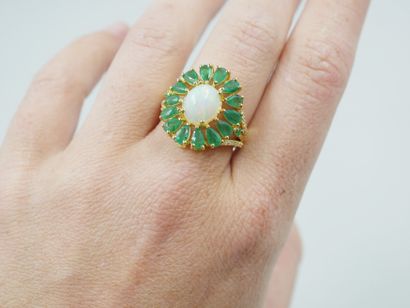 null Bague fleur en vermeil centrée d'une opale ovale en cabochon dans un entourage...