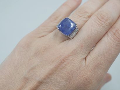 null 
18k white gold ring set with a large CEYLAN natural sapphire and 10 baguette-cut...