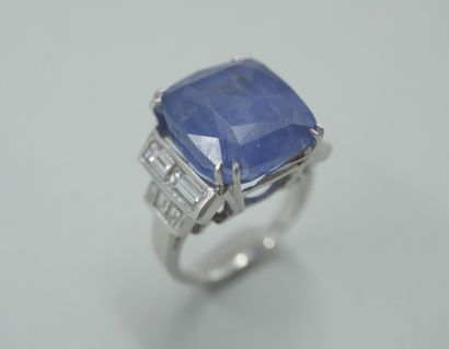 null 
18k white gold ring set with a large CEYLAN natural sapphire and 10 baguette-cut...