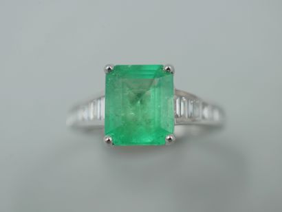 null 18k white gold ring set with a 2.40cts emerald cut emerald and baguette diamonds....