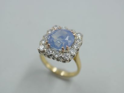 null 
18k gold ring set with a superb 8.38cts natural Ceylon GIRASOL sapphire in...