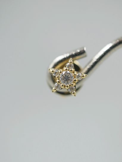 null Pair of earrings in 18k yellow gold in the shape of a star set with diamonds....