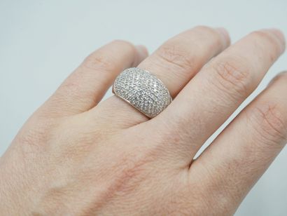 null Band ring in 18k white gold decorated with a large dome of diamonds. 

Width...