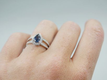 null 18k white gold double ring set with a 1.01ct pear cut sapphire in a diamond...