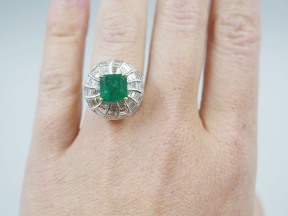 null 14k yellow gold ring surmounted by a square emerald of about 3cts in a twisted...