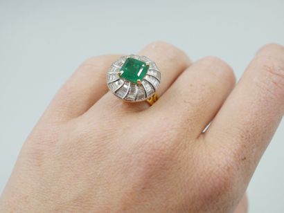 null 14k yellow gold ring surmounted by a square emerald of about 3cts in a twisted...