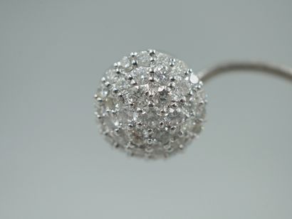 null Pair of spherical earrings in 18k white gold paved with diamonds. 

PB: 6,70gr....