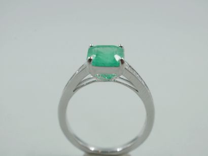 null 18k white gold ring with an emerald probably from Colombia, about 3cts, set...