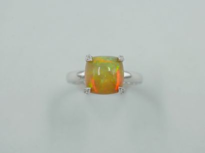 null Bague en or blanc 18k ornée d'une opale en pain de sucre de 3cts environ épaulée...