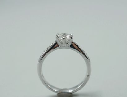 null Bague solitaire en or blanc 18k ornée d'un diamant taille brillant de 0,70cts...