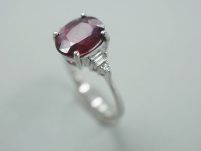 null 18k white gold ring set with a 2.02cts natural ruby and baguette and brilliant-cut...