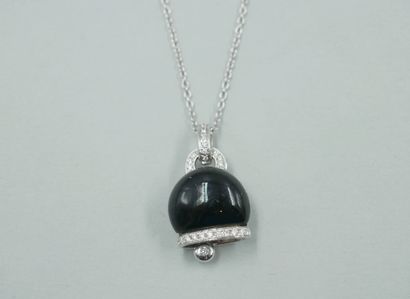 null Pendentif Cloche en or blanc 18k, la partie centrale émaillée noir et sertie...