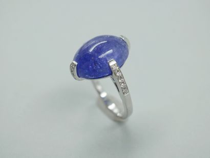 null 18k white gold ring set with a 15cts cabochon tanzanite in diamond-paved claws....