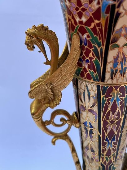 null 
Paire de vases cornet en bronze cloisonné sur piédouche à décor de fleur polychromes...