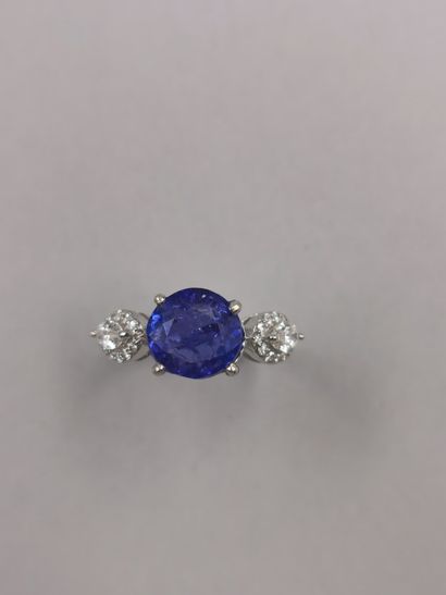 null Bague en or blanc 18k centrée d'une tanzanite ronde de 4,50cts environ épaulée...