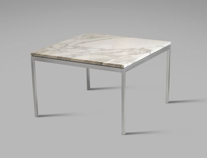Table quandrangulaire en acier gris, plateau...