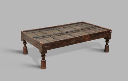  Table basse en bois naturel composée d'une porte de temple indienne en bois et bronze...