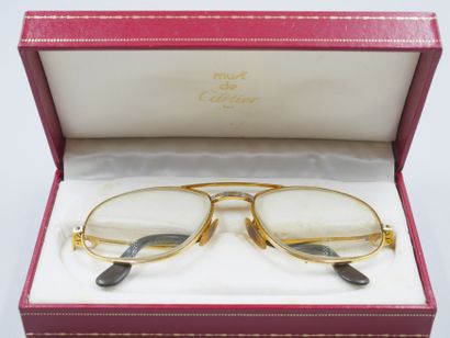 null 
CARTIER. 

Paire de lunettes en plaqué or, modèle Vendôme.

Signées.

Dans...