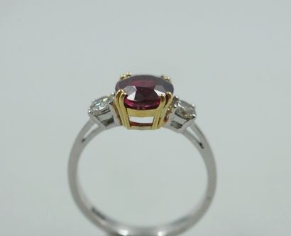 null Bague deux or 18k surmontée d'un rubis naturel sans traitement thermique de...