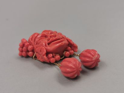 null 
Pendentif en corail sculpté représentant une tête de femme, allégorie de l'automne...