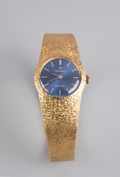 null 
OMEGA, Vers 1960.




Montre bracelet en or jaune 750/°°, cadran bleu sans...