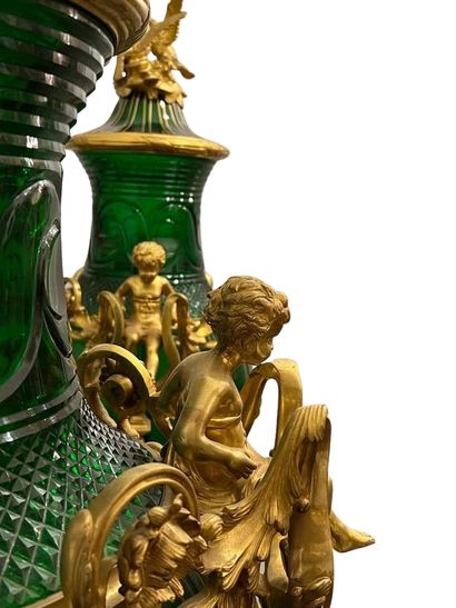 null 
Exceptionnelle paire de vases de forme balustre en cristal vert de BACCARAT gravé, doré...