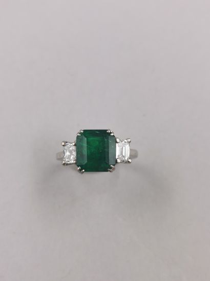 null 
Bague en or blanc 18k griffée d'une émeraude de Zambie de 3,87gr et deux diamants...