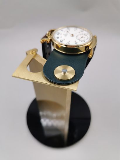 null MORIN DUBREUIL, modèle MD n°1

Support de montre en laiton, cuir vert et verre...