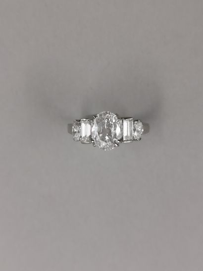 null Bague en or blanc 18k ornée d'un diamant central taille ovale de 0,99ct et de...