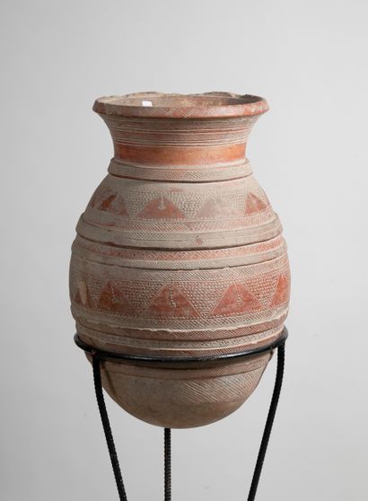 null Vase en terre cuite à motifs géométriques, sur socle

Afrique centrale, Zaïre...