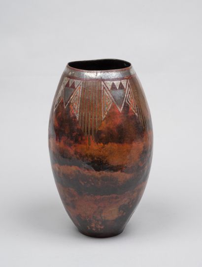 null Claudius LINOSSIER (1893-1953) 

	Grand vase ovoïde en dinanderie en cuivre...