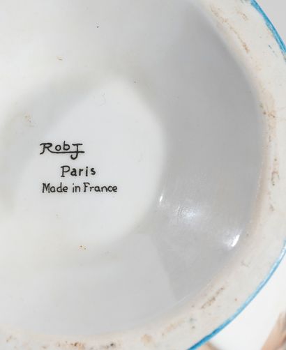 null ROBJ, Paris, 

Boite à cigare en porcelaine émaillée polychrome et doré représentant...