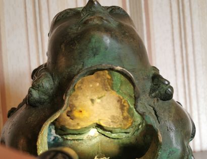 null 
THAILANDE

Triple tête de divinité, Bouddha 

Epreuve en bronze à patine verte.

XVIIIè...