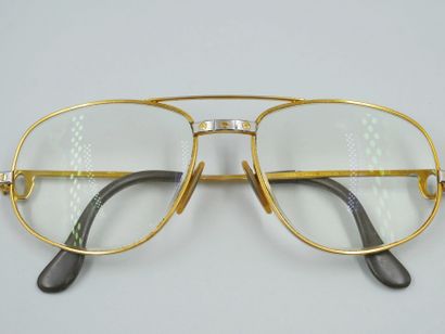 null 
CARTIER. 

Paire de lunettes en plaqué or, modèle Vendôme.

Signées.

Dans...