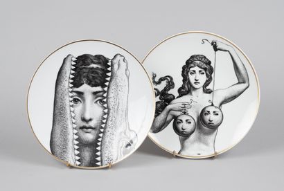 null Piero FORNASETTI (1912-1988)

Deux assiettes en porcelaine blanche, bordure...